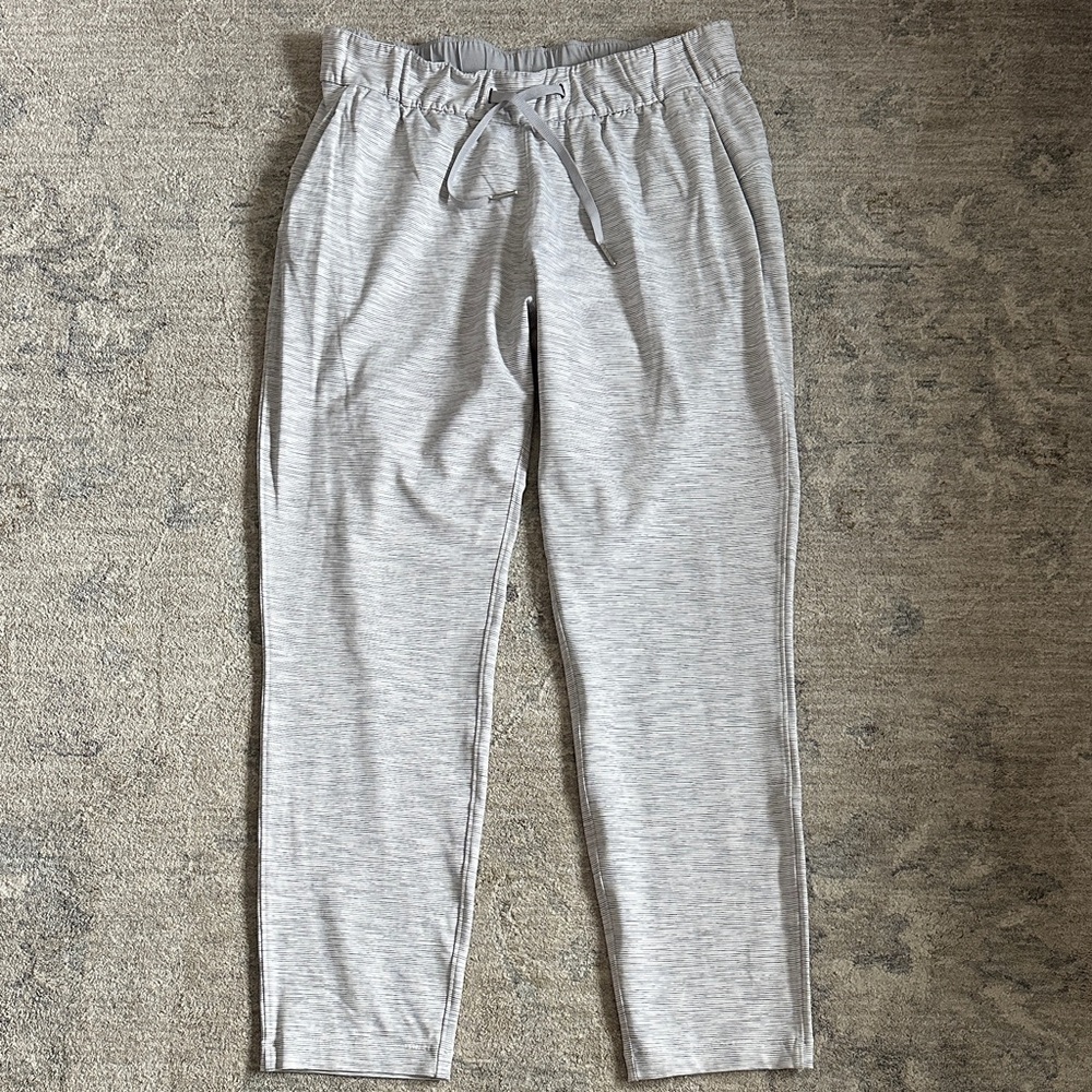 Lululemons women’s On the Fly pant
Color:Nimbus ice gray
Size 8